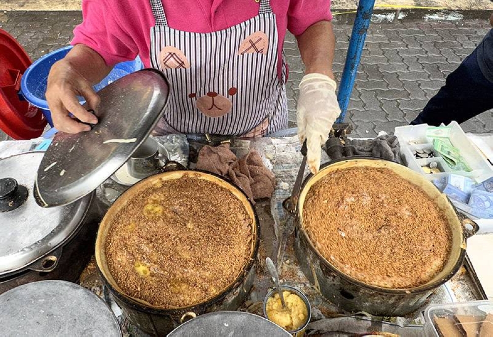 If you want a more substantial pancake, there's 'ban chean kuih' with toasted ground peanuts.