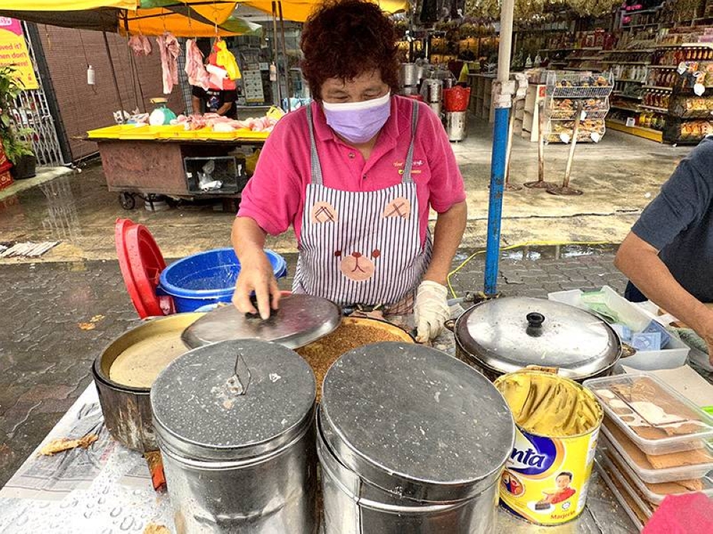 Look for Chin's 'ban chean kuih' stall that is open on Sunday.