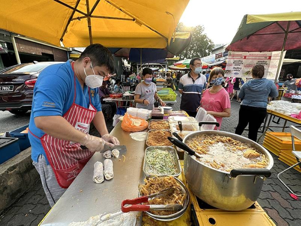 On Thursday, look for the Sakura crispy 'popiah' stall at the morning market.