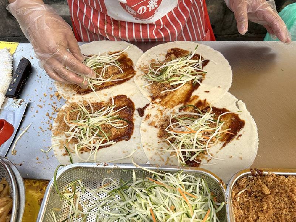 It's all about assembling the ingredients on top of the 'popiah' skin.