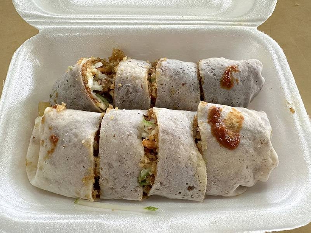 Pack home their spicy 'popiah' with the mild chilli sauce and enjoy it at the nearby 'kopitiam' with a cup of hot local coffee.