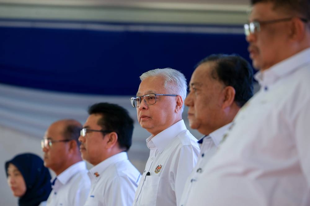 Datuk Seri Ismail Sabri Yaakob (centre) attends the opening of the Chin Chin 3 Compact Water Treatment Plant in Jasin October 14, 2022. — Bernama pic