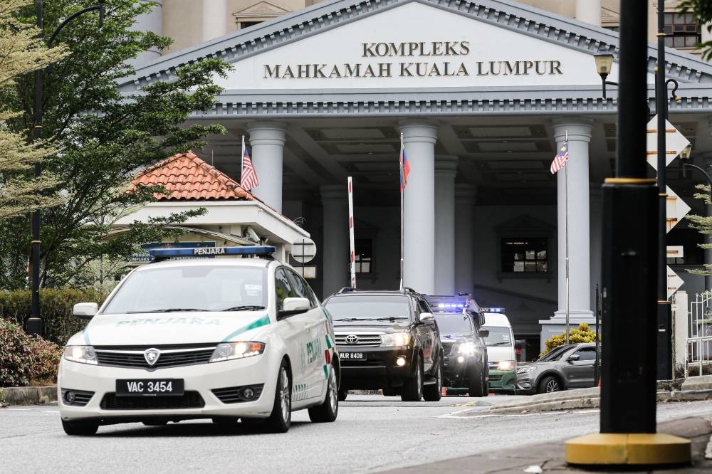 A motorcade carrying former prime minister Datuk Seri Najib Razak was seen leaving the compound after the 1Malaysia Development Berhad (1MDB) trial at the Kuala Lumpur High Court October 12, 2022. — Picture by Sayuti Zainudin