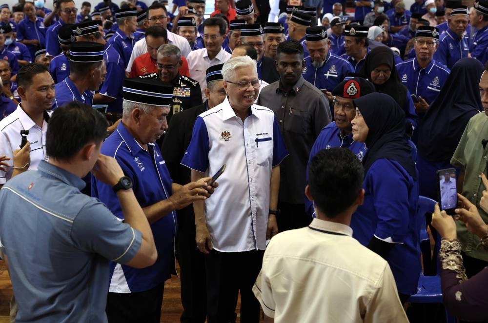 Prime Minister Datuk Seri Ismail Sabri Yaakob (centre) attends the 42nd Annual General Meeting of the Pahang Ex-Police Association, held in Bera October 15, 2022. — Bernama pic