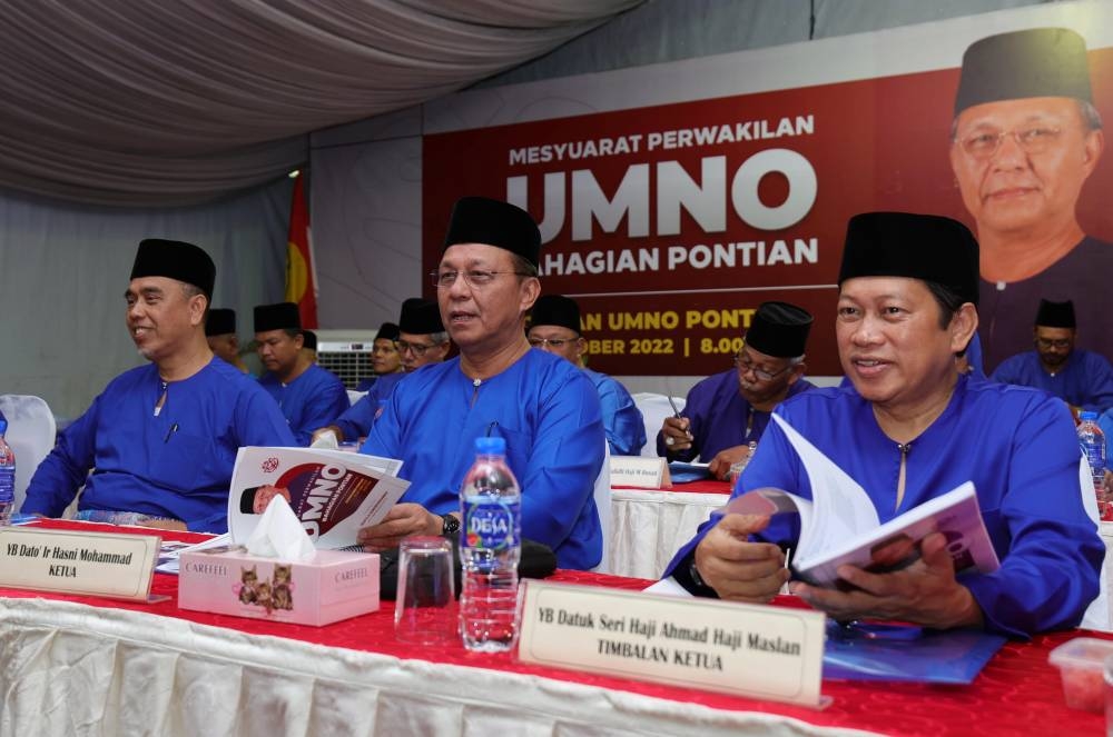Chairman of the Johor Umno Liaison Body Datuk Hasni Mohammad (centre) and Chairman of the Johor Barisan Nasional together with Umno Secretary General Datuk Seri Ahmad Maslan (right) present at the Inauguration of the Pontian Division Umno Delegation Meeting at the Pontian Umno Hall October 15, 2022. — Bernama pic