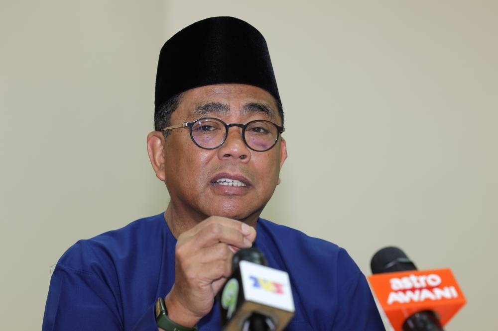 Umno Vice President who is also Head of Pasir Gudang Umno Division, Datuk Seri Mohamed Khaled Nordin at a press conference after officiating the Umno Representative Meeting of Pasir Gudang Division at the Taman Mawar Pasir Gudang Multipurpose Hall October 15, 2022. — Bernama pic