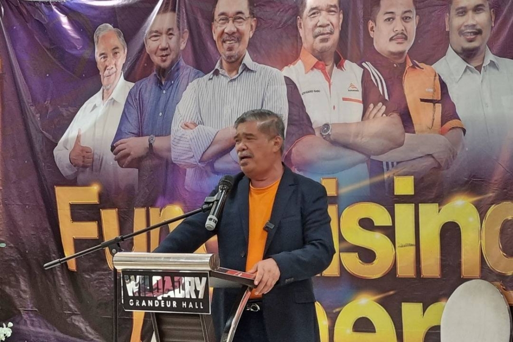 Parti Amanah Negara president Mohamad Sabu delivers a speech during Putrajaya Amanah Fundraising Dinner in IOI Connezion, Sepang. Oct 15, 2022. — Picture by Zurairi A.R.