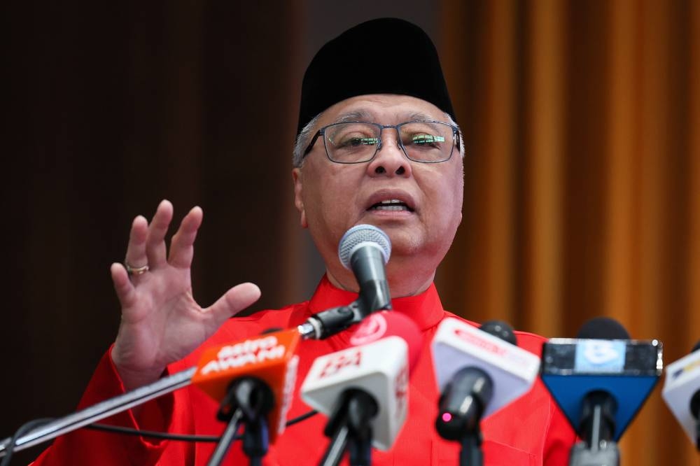 Datuk Seri Ismail Sabri speaks at the Bera Umno Division delegates meeting in Bera October 16, 2022. — Bernama pic