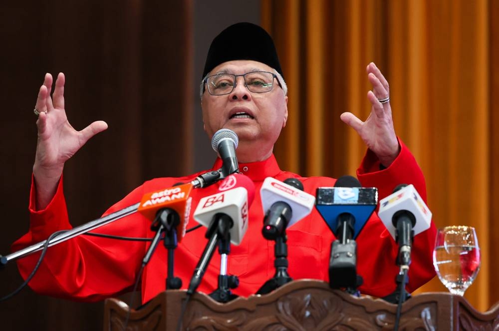 Datuk Seri Ismail Sabri speaks at the Bera Umno Division delegates meeting in Bera October 16, 2022. — Bernama pic