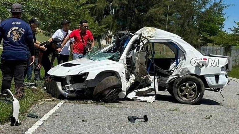 Drag racer dies after car slams into tree | Malay Mail