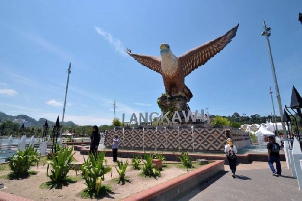 More than 40 hikers are reported to be trapped at the Telaga Tujuh Waterfall in Langkawi, due to a water surge phenomenon. — SoyaCincau pic
