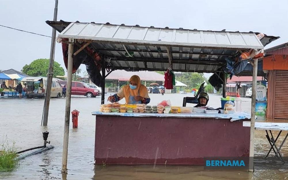 Kangar is affected by a flash flood following a heavy downpour since yesterday. — Picture via Twitter/Bernama