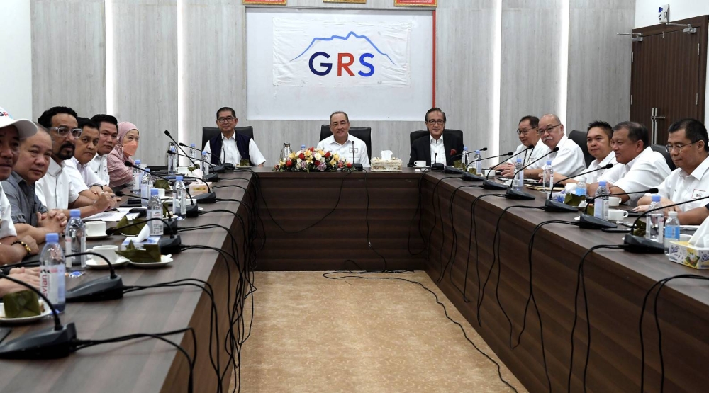 Sabah Bersatu Leadership Body chief Datuk Seri Hajiji Noor chairs the Gabungan Rakyat Sabah (GRS) meeting on GE15 at the GRS Alam Mesra office in Kota Kinabalu October 13, 2022. — Bernama pic