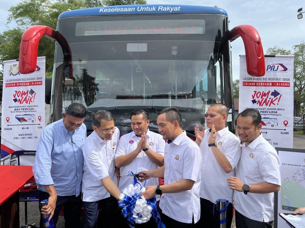 Johor Mentri Besar Datuk Onn Hafiz Ghazi (3rd right) officiates a new Bas Muafakat Johor (BMJ) route from Renggam ke Kluang during a visit to the Simpang Renggam parliamentary constituency in Kluang October 16, 2022. — Bernama pic