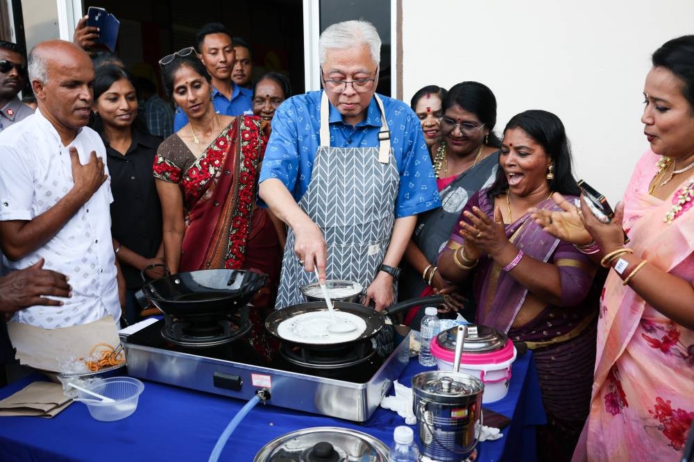 Datuk Seri Ismail Sabri Yaakob makes a thosai at a tea session with the Indian community in Bera October 16, 2022. — Bernama pic