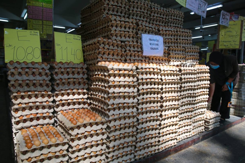 A woman buys eggs at a shop in Kuala Lumpur February 15, 2022. — Picture by Yusof Mat Isa