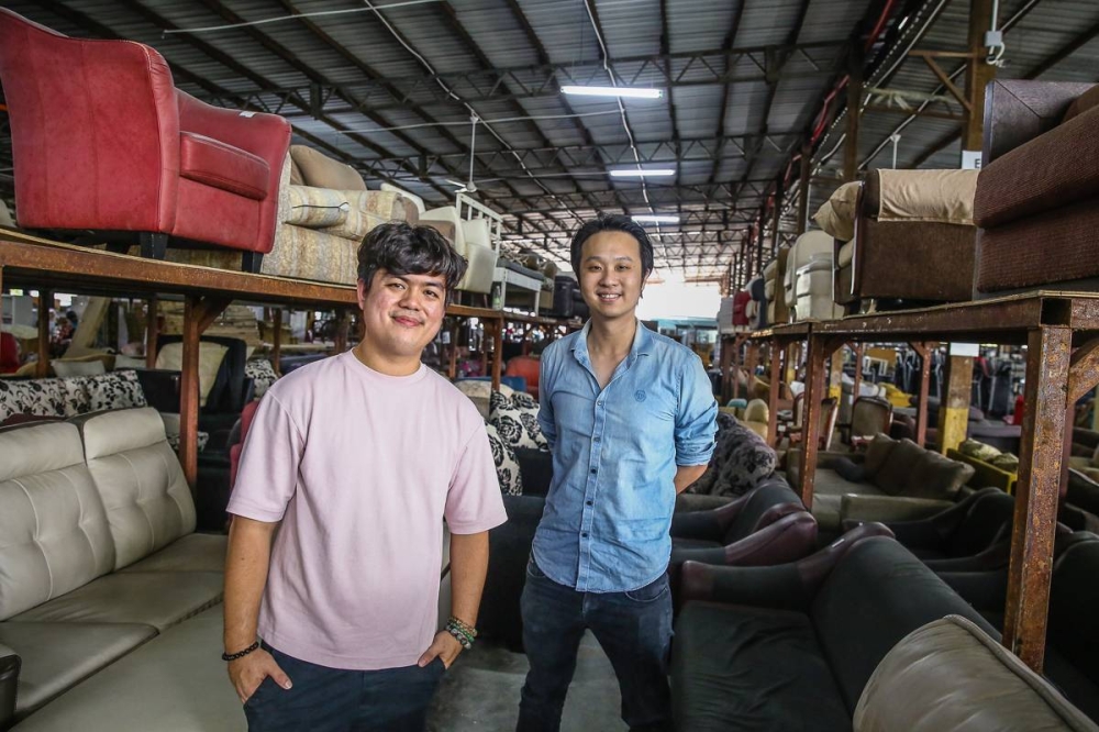 Lee Huangshi (left) and Johnson Goh Han Swee pose inside the Unearth warehouse at Kampung Baru Subang in Shah Alam October 5, 2022. — Picture by Yusof Mat Isa