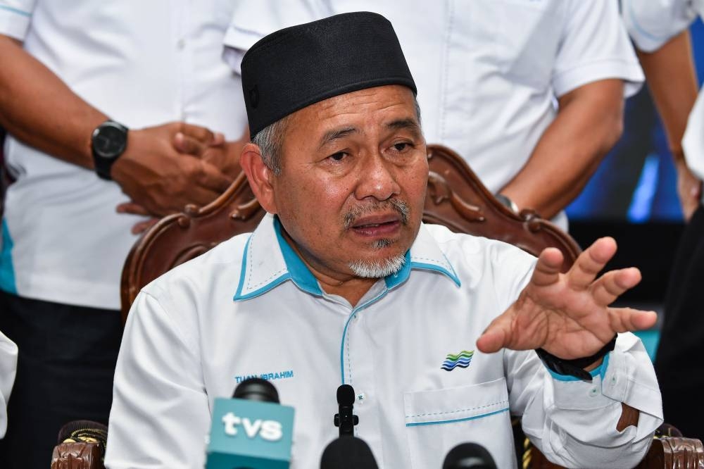 Tuan Ibrahim (pic) denied Asyraf’s claim that Parti Pribumi Bersatu Malaysia had offered PAS several seats to contest in the 15th general election. — Bernama pic