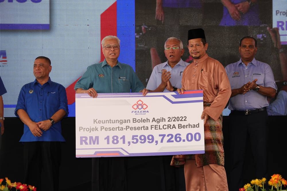 Datuk Seri Ismail Sabri Yaakob at a programme with Felcra participants, Risda smallholders and the Orang Asli at Arena Merdeka in Tapah October 13, 2022. — Bernama pic