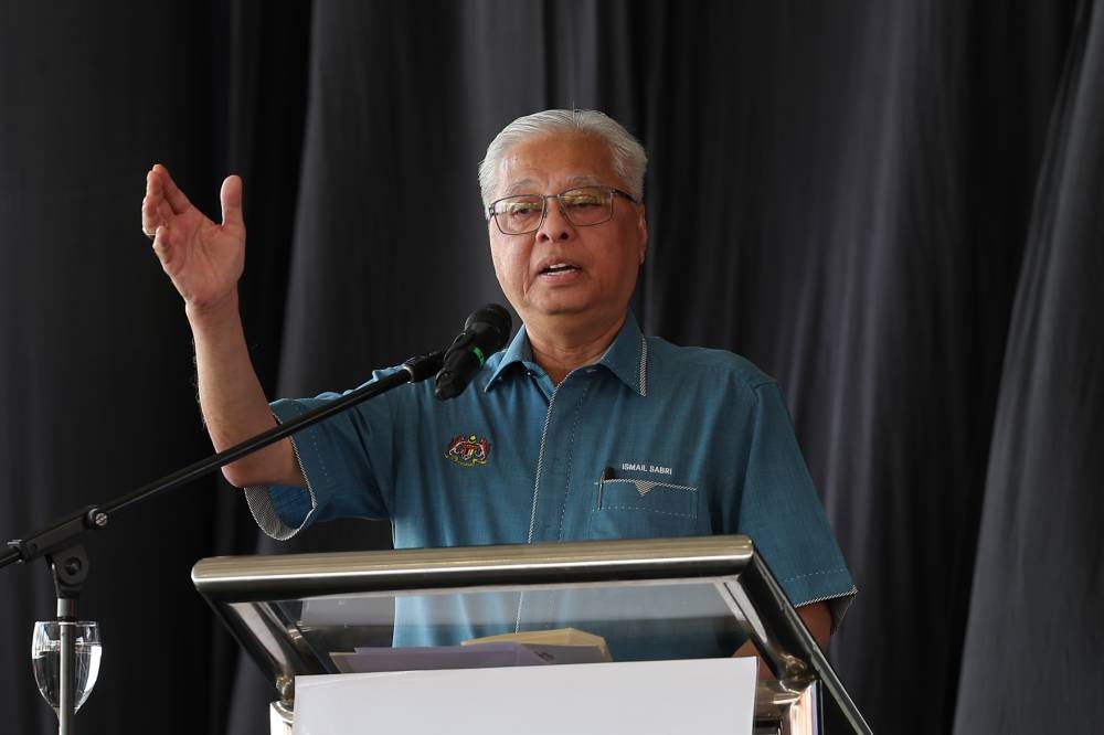 Datuk Seri Ismail Sabri Yaakob delivers a speech during an event with Risda and Felcra smallholders in Tapah October 17, 2023. — Bernama pic