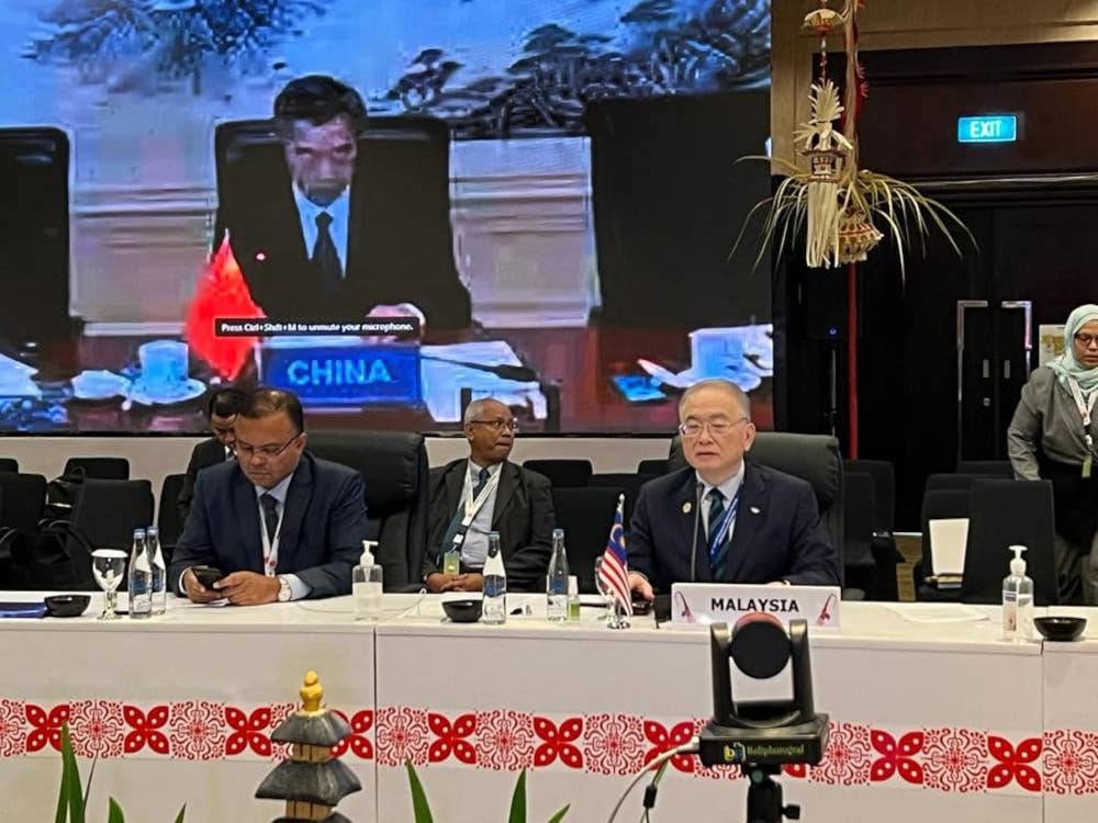 Datuk Seri Wee Ka Siong said the Asean secretariat also shared the same view about cross-border rail transport and cooperation on new rail projects involving all Asean countries, especially those who are not involved in the project. — Picture from Facebook/Wee Ka Siong 