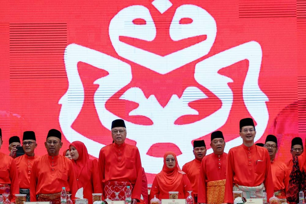 Datuk Seri Ismail Sabri Yaakob (4th, left) who is also Bera Umno division head with party members at the Umno Bera division meeting in Bera, October 16, 2022. — Bernama pic 