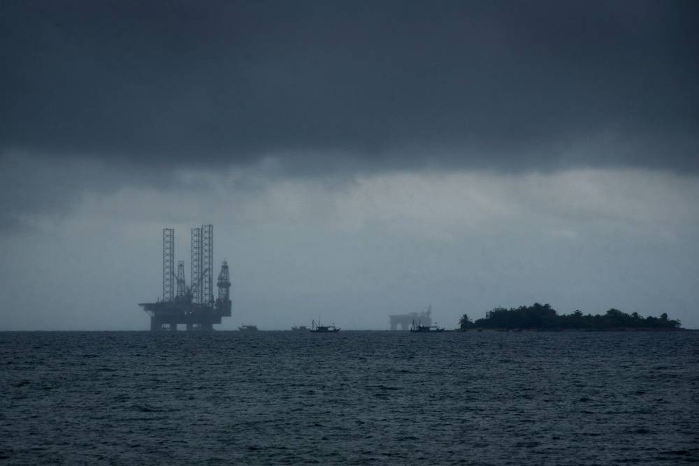 Dark skies and continuous rain since this morning pictured over the waters of the South China Sea and coastal areas, Labuan, October 17, 2022. — Bernama pic 