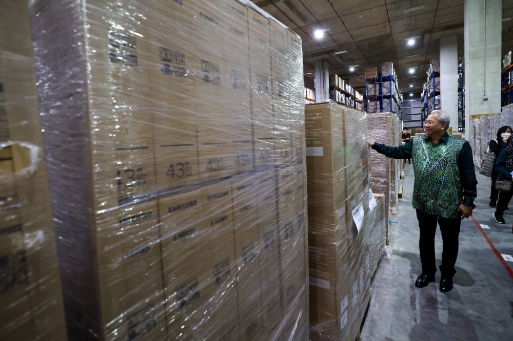 Tan Sri Annuar Musa at the device warehouse at J&T Distribution Solution Sdn Bhd in Kuala Lumpur, October 17, 2022. — Bernama pic 