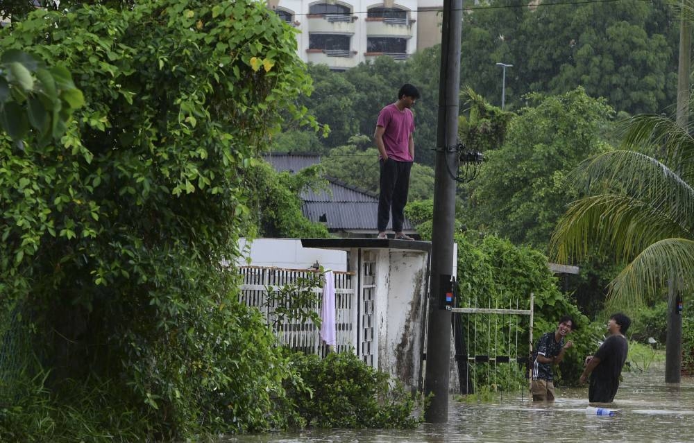 File picture of Netherlands Maritime University College (NMUC) students seen at Kampung Mohd Amin during the floods in Johor Baru September 25, 2022. — Bernama pic