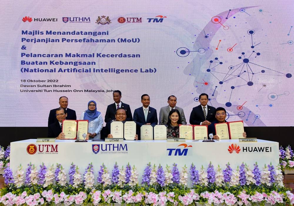 Johor Mentri Besar Datuk Onn Hafiz Ghazi (back, third right) witnessed the MoU between UTHM, UTM, Huawei and TM to operate the AI Lab in Batu Pahat, October 18, 2022. — Bernama pic 