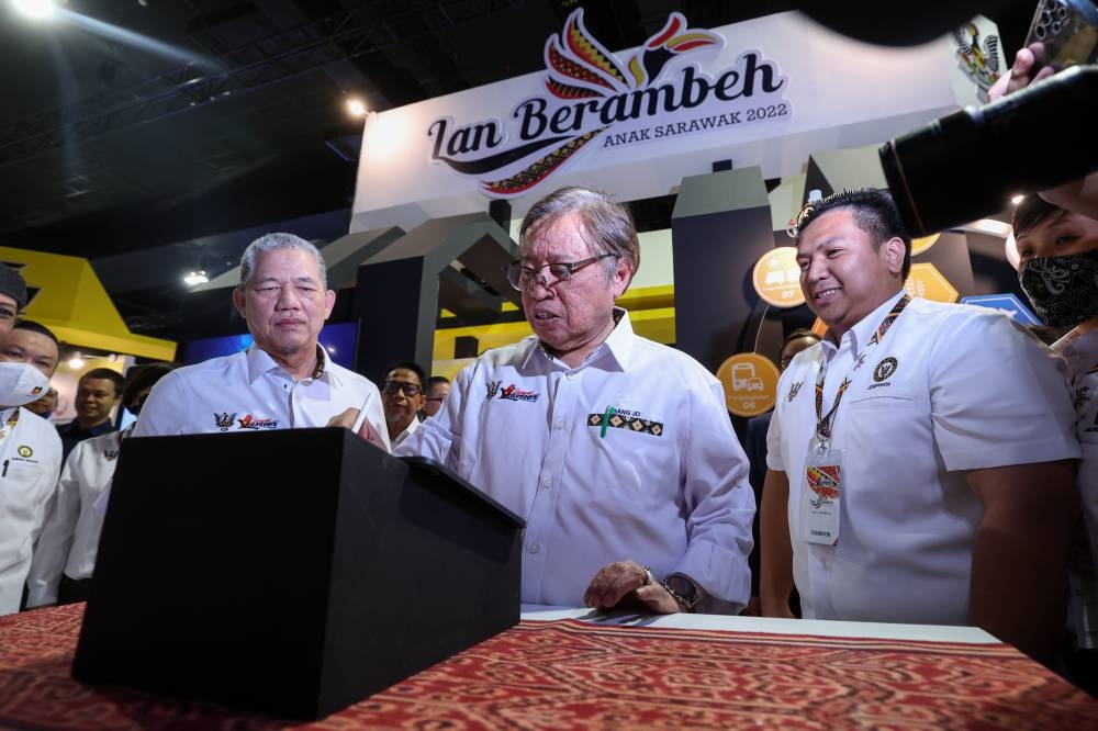 Sarawak Premier Tan Sri Abang Johari Openg signs a plaque witnessed by Works Minister Datuk Seri Fadillah Yusof at the Sarawak Agenda townhall session in Kuala Lumpur, October 15, 2022. — Bernama pic 