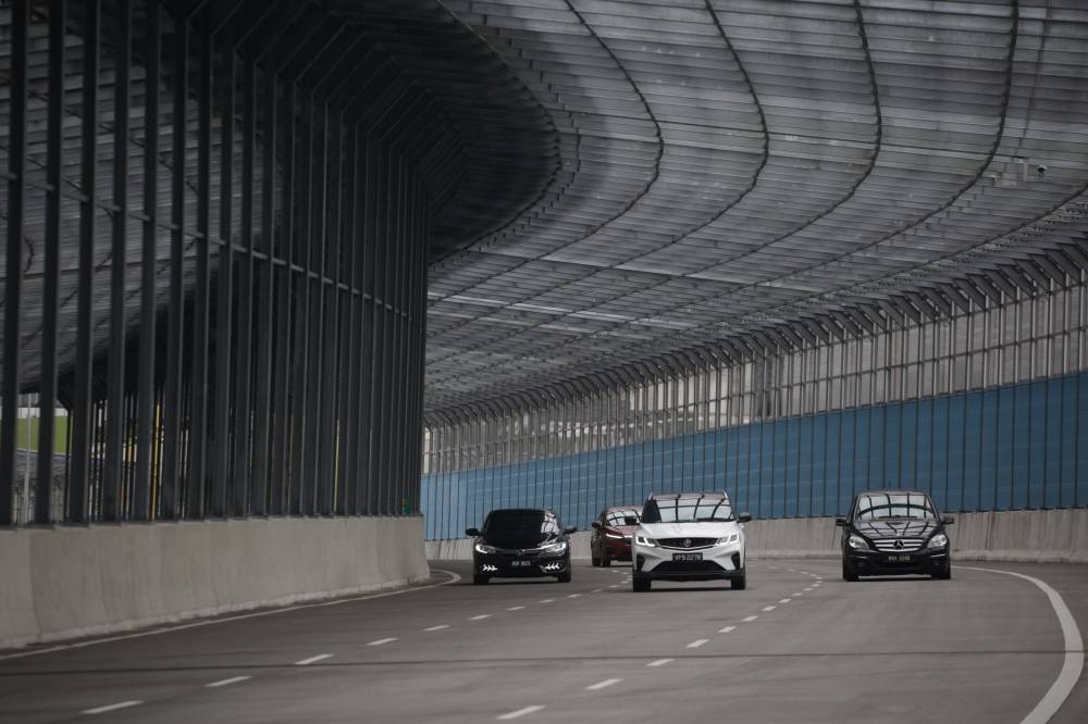 Controlled vehicle traffic flow on the Damansara-Shah Alam Elevated Expressway (DASH) after the first day of its opening, October 14, 2022. — Bernama pic 