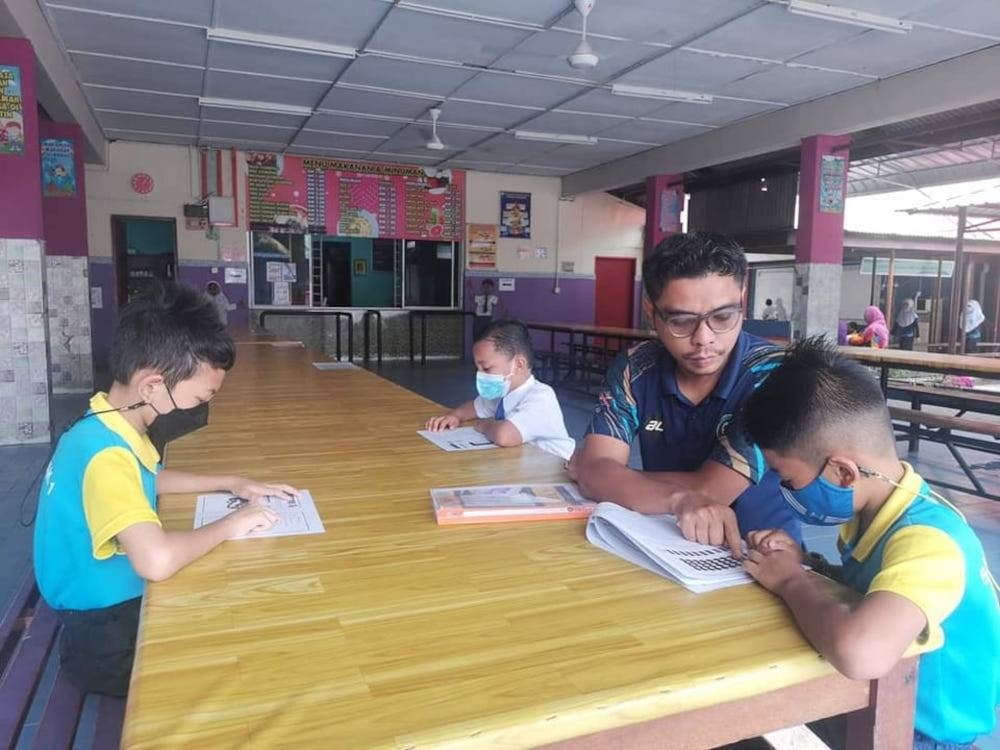 Primary school teacher Mohd Fadli Mohamed Salleh said he was cleared of all three accusations brought against him through a letter from the Education Ministry that he read on a live Facebook posting. — Picture from Facebook/Mohd Fadli Salleh