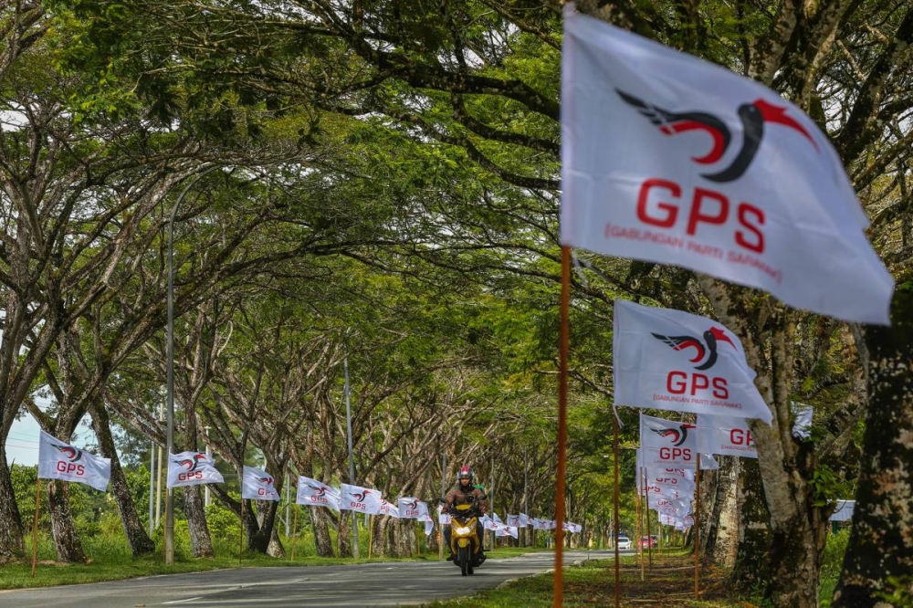 File picture of Gabungan Parti Sarawak flags seen along Jalan Sultan Tengah in Santubong, Sarawak, December 7, 2021. — Picture by Yusof Mat Isa
