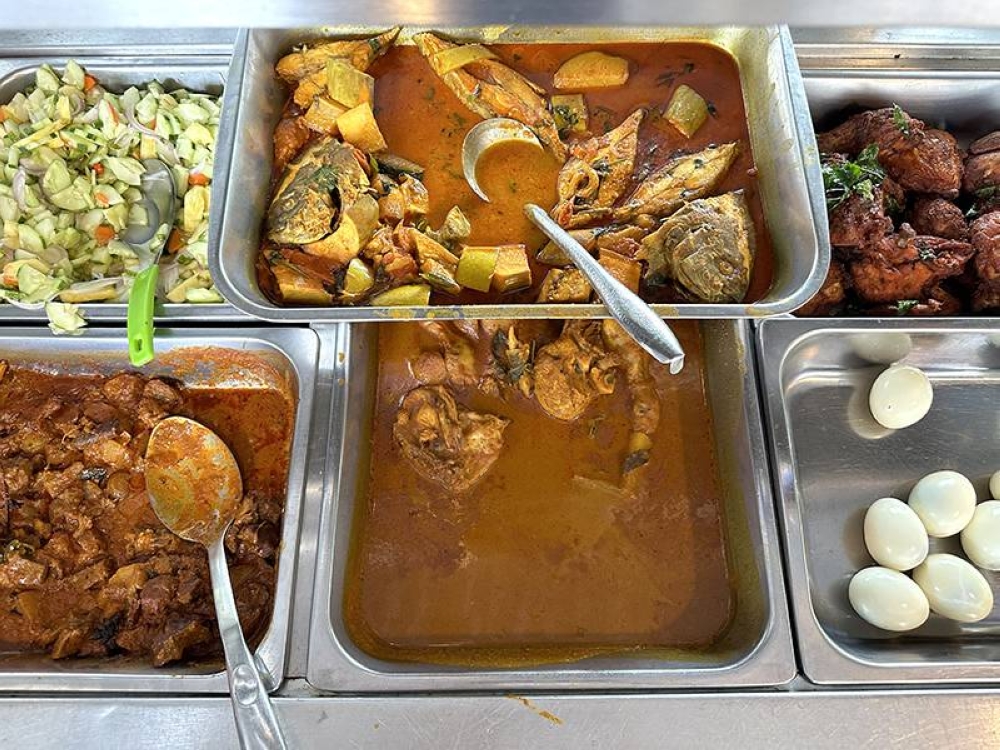 Select from various dishes at the counter like chicken curry, mutton curry, fish curry and fried chicken.