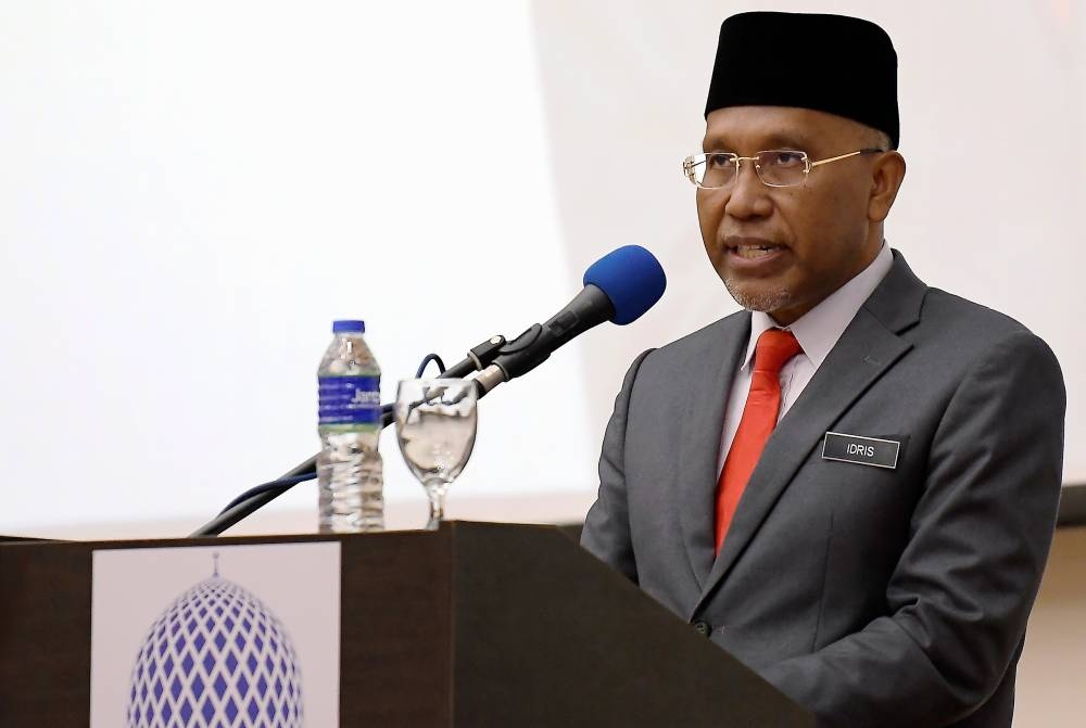 Datuk Idris Ahmad said cooperation from all parties was crucial to ensure that the authorities can carry out a detailed investigation and curb unrecognised preachers. — Bernama pic 