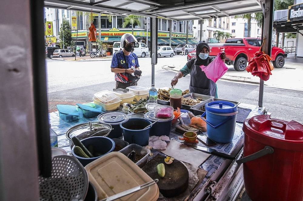 Azlan said most food truck operators expect to double their earnings during the campaigning period. — Picture by Hari Anggara