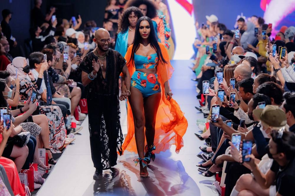 Showstopper Lily Noir (right) is wearing one of Syomir's standout summer pieces which caught the attention of fashion critics during the show. — Picture courtesy of All is Amazing Photography