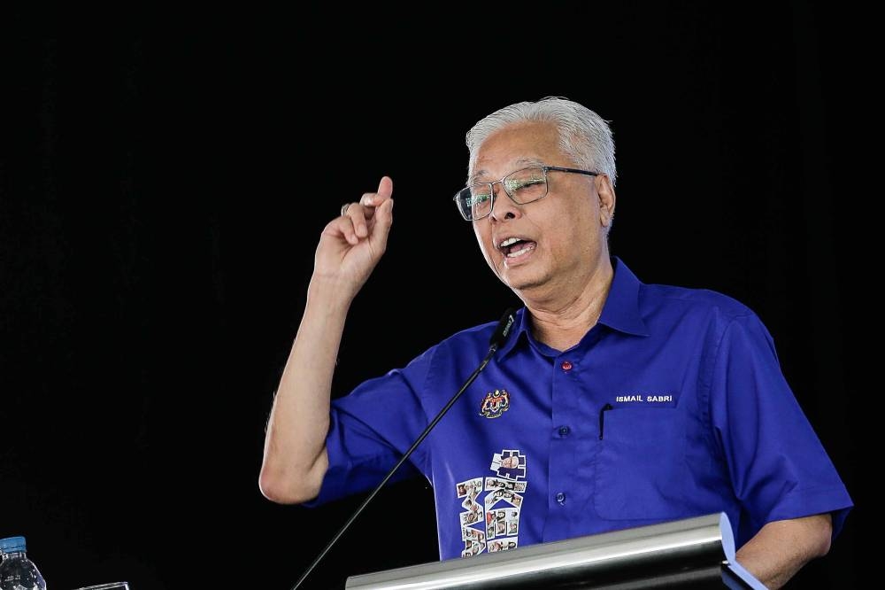 Datuk Seri Ismail Sabri Yaakob delivers a speech during the Selangor Keluarga Malaysia Entrepreneur and Cooperation Carnival in Puncak Alam October 20, 2022. — Picture by Sayuti Zainudin