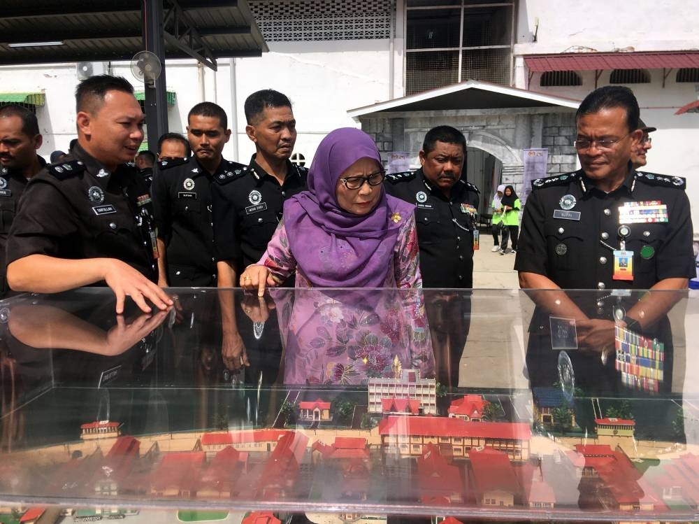 Prisons Department senior director (Prison Policy) Supri Hashim (right) with Melaka Women’s Affairs, Family Development and Welfare Committee chairman Datuk Kalsom Nordin (centre) at an exhibition at the Banda Hilir Prison Museum in Melaka, October 20, 2022. — Bernama pic  