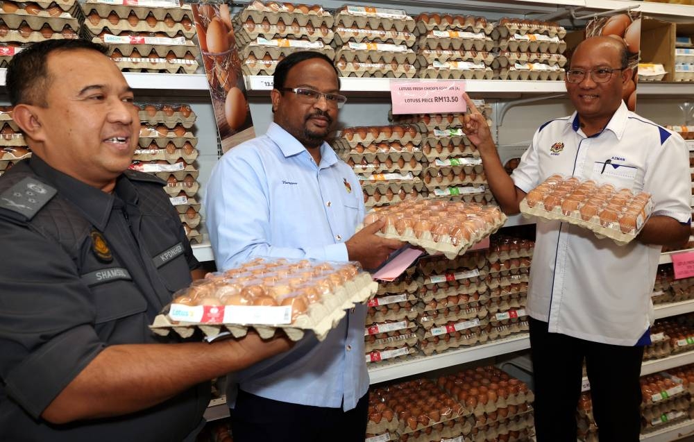 KPDNHEP secretary-general Datuk Azman Mohd Yusof (right) inspects the supply of food items at a supermarket in conjunction with the Deepavali Festival Maximum Price Scheme in Nilai, October 20, 2022. — Bernama pic 