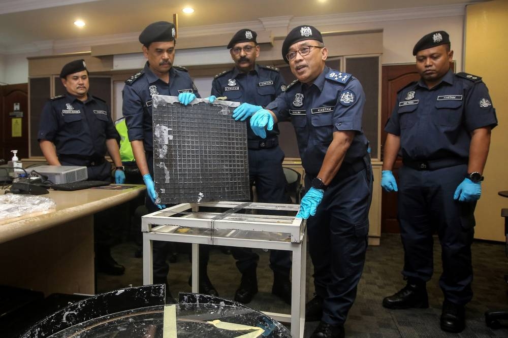 Customs deputy director-general Datuk Abdul Halim Ramli (2nd, right) who is also acting as the department’s director-general shows a furniture table used as a hiding place for drugs at a press conference at JKDM headquarters narcotics branch in Nilai, October 20, 2022. — Bernama pic 