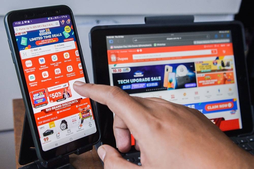 A man uses the Shopee app to shop online in Kuala Lumpur September 23, 2021. ― Picture by Miera Zulyana