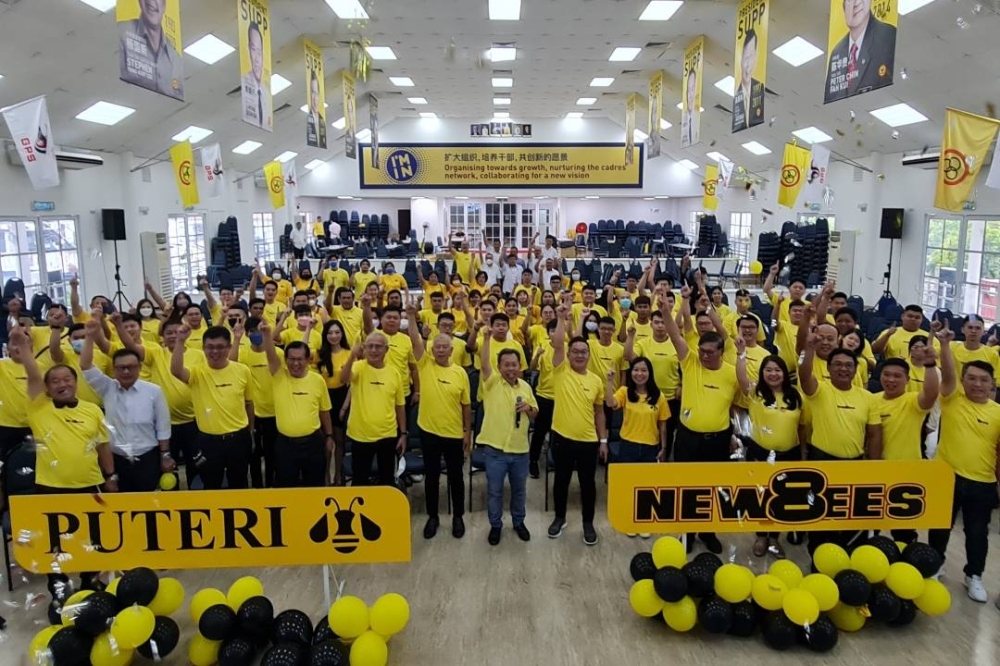 Dr Sim (centre), accompanied by the senior leaders of SUPP and others, shout the Sa’ati slogan after the launching ceremony. — Borneo Post pic