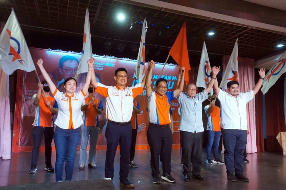 Chong (centre) and Lim, on his left, join (from left) Lau, Ling and Chiew in a group photo taken after the announcement. — Borneo Post pic