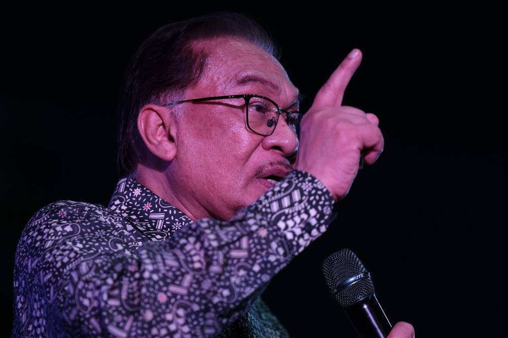 Pakatan Harapan chairman Datuk Seri Anwar Ibrahim speaks  at a Penang PKR leadership dinner in George Town October 22, 2022. — Bernama pic