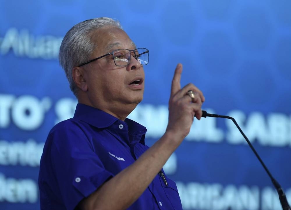 Datuk Seri Ismail Sabri Yaakob speaks at the Barisan Nasional Zone 3 Gelombang Biru (Blue Wave) programme in Kimanis October 23, 2022. — Bernama pic