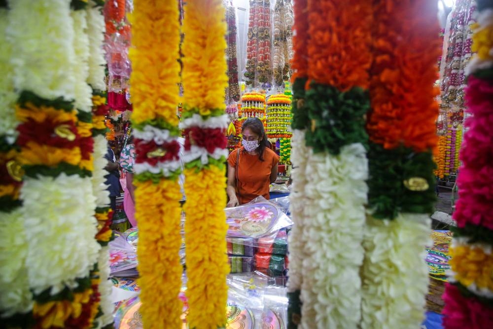 With Deepavali around the corner, Hindus in Ipoh are taking the opportunity to carry out last minute shopping at Little India in preparation for the festival October 22, 2022. — Picture by Farhan Najib