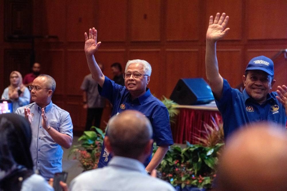 Prime Minister Datuk Seri Ismail Sabri Yaakob (centre) waves when he arrives for the ‘Majlis Amanat Jelajah Keluarga Malaysia’ at the Ujana Kewangan convention hall in Labuan October 23, 2022. — Bernama pic