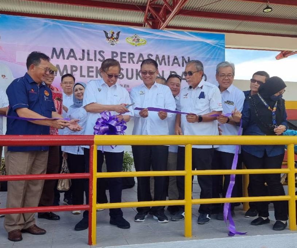 Abang Johari cuts the ribbon to mark the official opening of Daro Sports Complex. — Picture by Borhaniza Ali Basah/Borneo Post